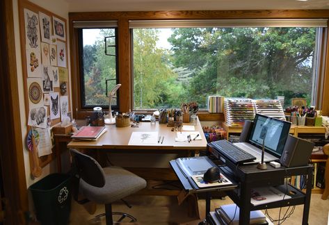 Drawing Studio Room, Digital Artists Workspace, Animation Studio Workspaces, Digital Artist Aesthetic Workspace, Ghibli Workspace, Digital Art Desk Setup Aesthetic, Manga Artist Workspace, Art Desk Aesthetic, Japan Room