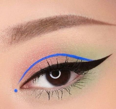 Easy Creative Eyeliner Looks, Easy Graphic Eyeliner Ideas, Minimal Graphic Eyeliner, Easy Graphic Liner Ideas, Easy Eyeliner Ideas, Colorful Eyeliner Ideas, Cool Eyeliner Looks, Easy Graphic Liner, Easy Graphic Eyeliner