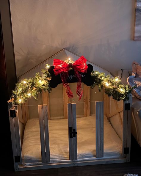 #christmas #christmasdecor #doghouse #christmasideas #christmasgarland Dog House Christmas Decorations, Dog Crate Christmas Decor, Christmas Dog House, Dog Area, Christmas Decorations Bedroom, Dog Rooms, Christmas Bedroom, Dog Crate, Christmas 2024