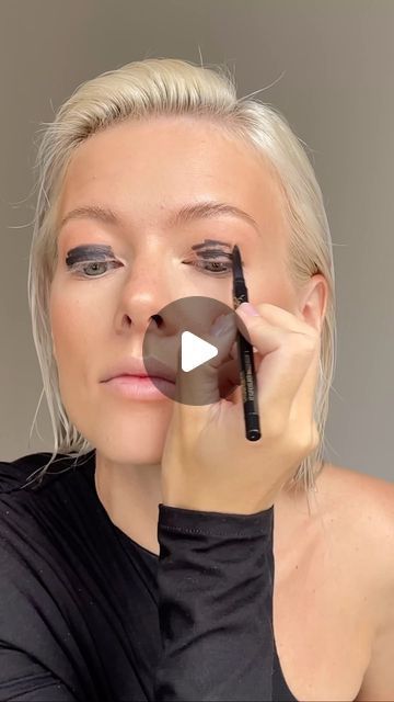 Glossy Smokey Eye, Make Up Smokey Eyes, Best Face Makeup, Makeup Smokey Eye, Makeup Tips Eyeshadow, Bronze Makeup Look, Haut Routine, Round Face Makeup, Makeup Over 50