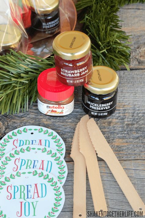 Thanksgiving Neighbor Treats, Apple Butter Christmas Gift, Peanut Butter Gift Ideas, Jelly Gift Ideas, Bread And Butter Gift Ideas, Spread Joy Gift Ideas, Jelly Gift Basket Ideas, Jam Gift Basket Ideas, Jam Gift Ideas