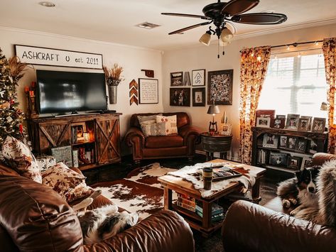 Western Sunroom Ideas, Rustic Country Home Decor Living Room, Ranch House Inspiration, Boho Cowboy Living Room, Western Style House Decor, Southwestern Home Decor Living Room, Longhorn Living Room Decor, Western Home Decor Living Room Southwestern Style Ideas, Punchy Living Room