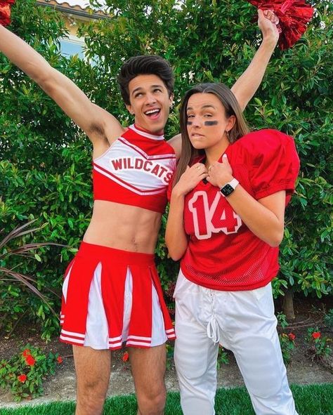 Male Cheerleaders, Amp World, Boys Wearing Skirts, Guys In Skirts, Who Wore It Better, Cheerleading Pictures, Genderless Fashion, Cheerleader Costume, Cute Couple Halloween Costumes