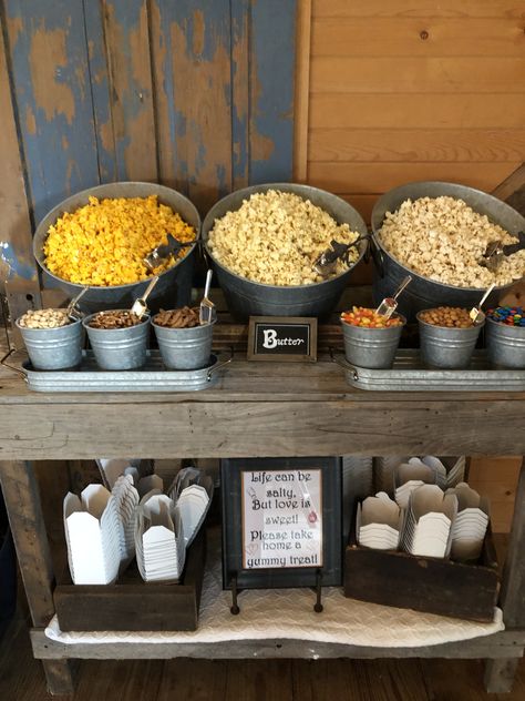 Wedding Chips And Dip Bar, Popcorn At Wedding Receptions, Wedding Cocktail Hour Snack Ideas, Popcorn And Candy Bar Wedding, Snack Buffet Wedding, Best Wedding Snacks, Simple Wedding Snacks, Popcorn Dessert Table, Popcorn Bar Fall