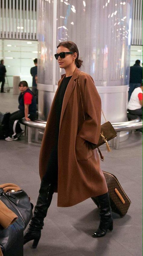 Irina Shayk Casual Irina Shayk Style, Flamboyant Natural, Travel Clothes Women, Estilo Chic, Irina Shayk, Airport Style, Airport Outfit, Mode Inspiration, Winter Looks