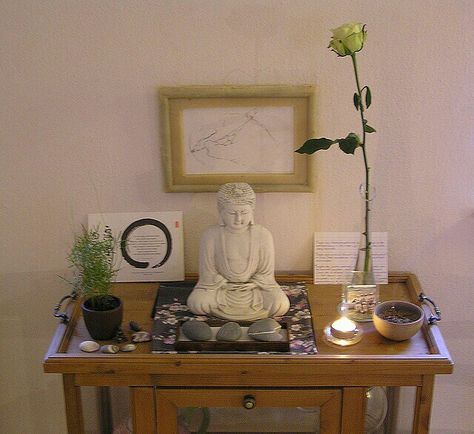 Meditation Altar Ideas, Meditation Tables, Buddha Statue Garden, Buddha Home Decor, Altar Ideas, Zen Home Decor, Meditation Room Decor, Buddhist Shrine, Buddha Decor