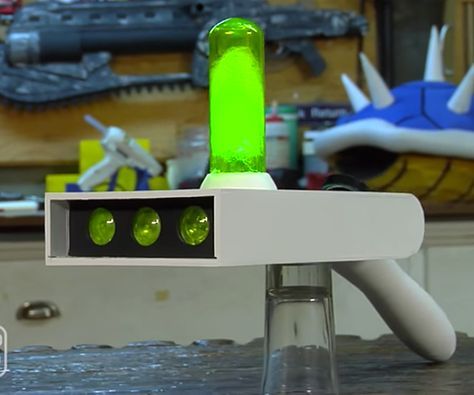 DIY Rick and Morty Portal Gun Diy Rick And Morty, Rick Portal, Rick And Morty Portal, Nerdy Christmas, Rick And Morty Image, Rick And Morty Characters, Diy Props, Cool Halloween Makeup, Couples Diy