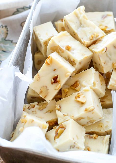 Vanilla Fudge Recipe, Vanilla Fudge Recipes, Chocolate Caramel Fudge, Best Fudge Recipe, Marshmallow Fudge, Walnut Fudge, Chocolate Peanut Butter Fudge, Oreo Fudge, Holiday Desserts Table