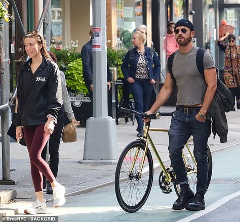 Justin Theroux Style, Navy Beanie, Dark Sunglasses, Justin Theroux, Burgundy Leggings, Black Windbreaker, A Gym, Dark Jeans, Cool Street Fashion