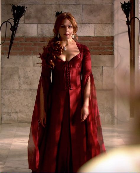 Hürrem Hatun - Magnificent Century - Season 1, Episode 6 Magnificent Century, Magnificent Century Costumes, Magnificent Century Dress, Magic Clothes, Turkish Women Beautiful, Century Dress, Modest Dresses Casual, Turkish Fashion, Turkish Beauty