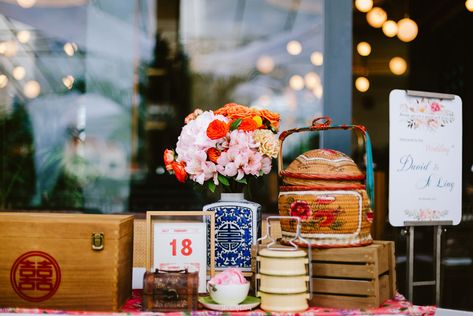 Si Ling and David's Modern Peranakan Wedding at EMPRESS - SingaporeBrides Wedding Decor Themes, Peranakan Wedding, Sangjit Decoration, Old School Wedding, Wedding Photo Table, Intimate Party, Modern Chinese Wedding, Chinese Wedding Decor, Wedding Salon