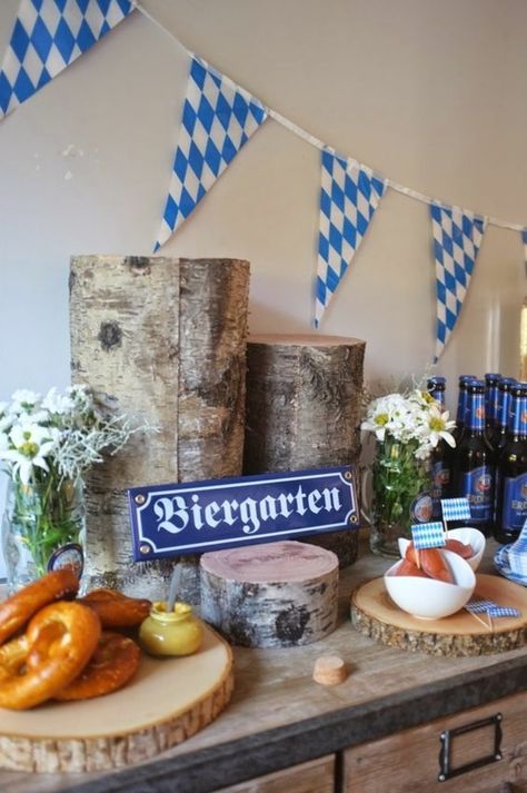 Oktoberfest Rezepte für kleinen Biergarten Octoberfest Party Ideas Decorations, Oktoberfest Party Decorations Diy, German Table Decorations, Oktoberfest Buffet, Oktoberfest Decor, 18th Party Themes, Octoberfest Party Ideas, Diy Oktoberfest, Oktoberfest Birthday