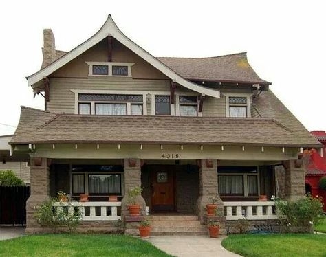 . Craftsman Home Backyard, Homes In Los Angeles, Beautiful Bungalow, Craftsman Houses, Arts And Crafts Style Homes, Arts And Crafts Bungalow, Home Backyard, Craftsman Homes, Exposed Rafters