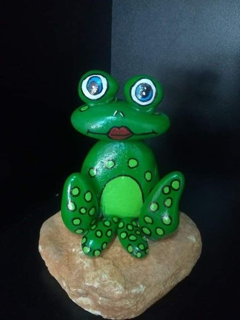 Stone Frog Rock Art, Frog Rock Painting Ideas, Rock Crafts Diy, Frog Rock, Painted Rock Cactus, Terra Cotta Pot Crafts Diy, Garden Rock Art, Diy Rock Art, Painted Rock Animals