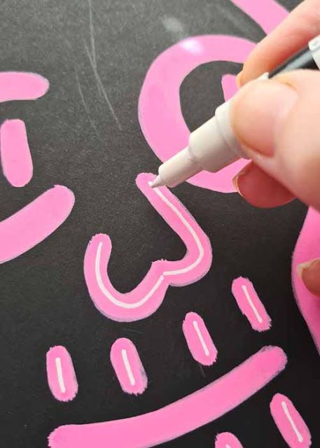 How to Paint a Fake Neon Lights Sign | TIKTOK ART DIY TREND | Now thats Peachy How To Draw A Neon Sign Effect, Neon Lettering Drawing, Painted Neon Letters, Drawing Neon Lights, Neon Lettering Painting, How To Do Neon Lettering, Neon Lights Drawing, Fake Neon Sign Painting, How To Do Neon Painting