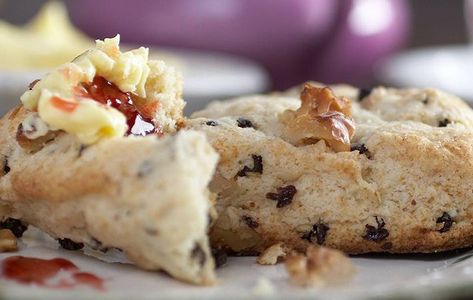 How to use Kerrygold butter to make delectable Irish scones Irish Scones Recipe, Traditional Irish Breakfast, Butter Scones, Scones Breakfast, Irish Scones, Kerrygold Butter, Irish Cuisine, Irish Breakfast, Irish Butter