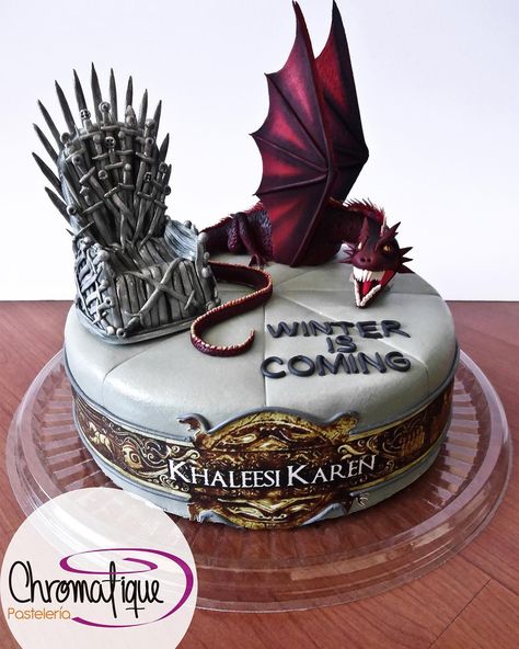 Game of Thrones cake (Torta de Juego de Tronos) https://www.facebook.com/ChromatiquePasteleria Game Of Thrones Birthday Cake, Game Of Thrones Birthday, Game Of Thrones Cake, Game Of Thrones Theme, Dragon Cakes, Game Of Throne, Game Of Thrones Party, Gravity Cake, Geode Cake