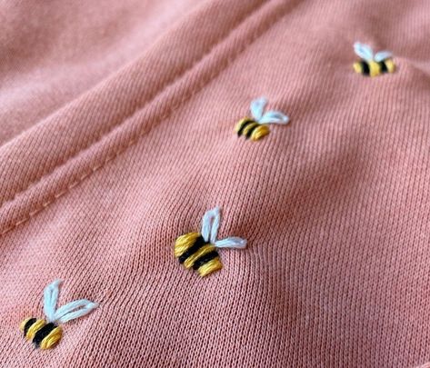 Embroidered Bee Simple, Simple Embroidery On Clothes, Animal Embroidery Simple, Embroidery On Knitted Items, Basic Embroidery Designs, Embroidery Inspiration Simple, Embroidery Tshirt Ideas, Easy Embroidery Ideas, Stitching Clothes