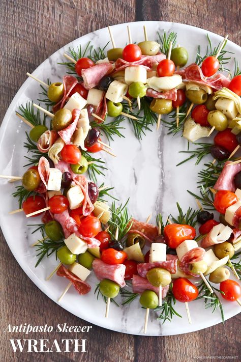 Christmas Salami Wreath, Antipasto Christmas Wreath, Christmas Wreath Food Ideas, Antipasto Wreath Platter, Caprese Skewers Wreath, Christmas Kabobs Appetizers, New Years Party Ideas Food, Christmas Lunch Decor Ideas, Christmas Picnic Food