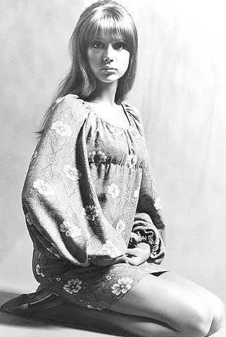 Patti Boyd married George Harrison and later Eric Clapton and was nicknamed by Eric, "Layla". March 27, 1979: Eric Clapton finally gets his "Layla" when he marries Pattie Boyd, ex-wife of best friend George Harrison. Harrison attends the wedding in Tucson, AZ, as do fellow Beatles Ringo Starr and Paul McCartney. Eric and Pattie would divorce in 1988. Bubble Flip Hair, Pattie Boyd Style, Patti Boyd, Jenny Boyd, Beatles Girl, Patti Hansen, 70s Girl, Pattie Boyd, 60s 70s Fashion