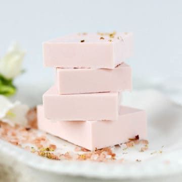 10 Essential Oil Soap Recipes That Smell Like Your Favorite Perfume Essential Oil Soap Recipe, Diy Perfume Recipes, Savon Diy, Easy Soap Recipes, Soap Melt And Pour, Melt And Pour Soap, Hello Glow, Unscented Soap, Perfume Recipes