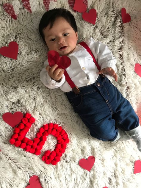 Baby Boy Valentine Pictures, Valentines Baby Photos, Baby Sans, Baby Photography Poses, Baby Milestones Pictures, Boy Photo Shoot, Valentine Picture, Milestone Pictures