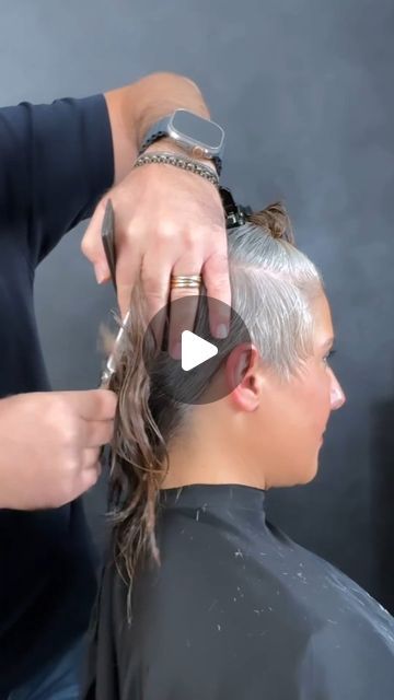 Kratkovlasky on Instagram Short Haircuts For Grey Hair, Very Short Grey Hair, Short Gray Pixie Haircuts, Pixie Grey Haircut, Grey Hair Short Styles, Short Grey Hair Styles For Women, Grey Pixie Haircut Short Gray Hair Over 50, Pixie Gray Hair, Short Curly Grey Hair Over 50 Gray Hairstyles