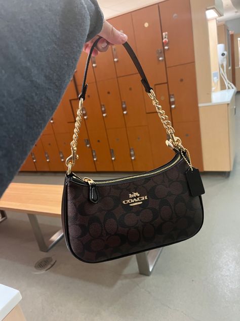 Trendy Shoulder Bags 2023, Cute Shoulder Bag Aesthetic, Coach Shoulder Purse, Brown Coach Shoulder Bag, It Girl Purse, Medium Shoulder Bag, Purse Crossbody Everyday, Small Shoulder Purse, Coach Terri Shoulder Bag