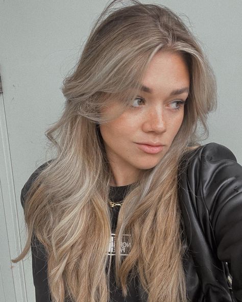 Girl with ash blond Balayage and platinum highlights and curtain bangs Blonde Short Curtain Bangs, Ash Blonde Hair With Bangs, Ash Blond Balayage, Short Curtain Bangs, Balayage Platinum, Hair Curtain Bangs, Hair Curtain, Ash Blond, Platinum Highlights