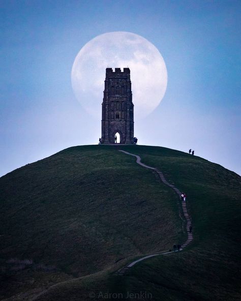 Map Art Illustration, Glastonbury England, Uk Night, Snow Moon, Glastonbury Tor, Super Images, Beautiful Ruins, Cornwall Uk, Visit Places