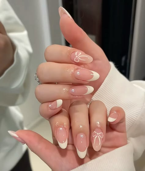 French Nails With Decoration, French Tip Bows Nails, Nail Art With Bow Charm, French Tips With Bows Nails, French Nail With Bow, Small Almond French Tip Nails, French Tip Nails With Bow Design, Glitter Bow Nails, French With Bow