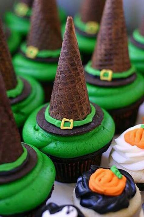 These witch hat cupcakes are super cute & easy to make! Witch Hat Cupcakes, Hat Cupcakes, Halloween Fruit, Halloween Goodies, Halloween Desserts, Halloween Food For Party, Halloween Cupcakes, Halloween Recipes, Fete Halloween