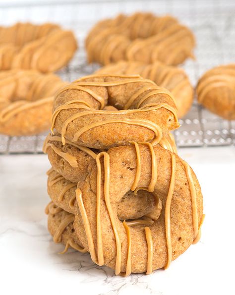 Want to make your pups a homemade treat? These Apple Peanut Butter Dognuts are perfect! You'll know every ingredient in your fur babies treats this way! Applesauce Dog Treats, Apple Peanut Butter, Homemade Dog Cookies, Pet Treats Recipes, Ready Meals, Dog Biscuit Recipes, Easy Dog Treats, Healthy Dog Treats Homemade, Apple And Peanut Butter