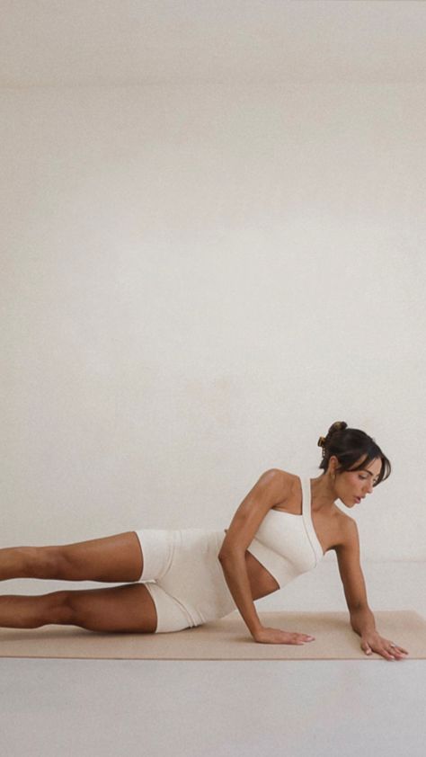 Pilates Outside Aesthetic, Yoga Photoshoot Aesthetic, Aesthetic Fitness Photoshoot, Pilates Photography Inspiration, Active Wear Photography, Beige Fitness Aesthetic, Neutral Pilates Aesthetic, Neutral Fitness Aesthetic, Neutral Workout Aesthetic