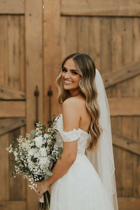 Wedding Ideas Party, Makeup Wedding Bride, Bride Wedding Rings, Wedding Pictures Bride, Husband Wife Photo, Bride Groom Poses, Off The Shoulder Wedding Dress, Shoulder Wedding Dress, Wedding Portrait Poses