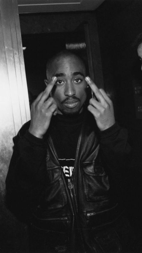 Photographie Glamour Vintage, Tupac Photos, 90s Rappers Aesthetic, Tupac Wallpaper, 90s Rappers, Tupac Quotes, Rapper Wallpaper Iphone, Tupac Pictures, Mode Ulzzang