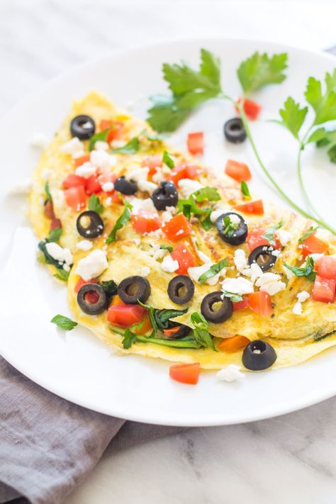 This Low FODMAP Mediterranean Omelet recipe is stuffed full of spinach, tomato, olives, and feta - a yummy, savory breakfast! | funwithoutfodmaps.com | #lowfodmap #breakfastrecipe Omlet Recipes, Fodmap Lunch, Fodmap Breakfast, Fodmap Friendly Recipes, Spinach Tomato, Omelets Recipe, Low Fodmap Diet, Low Fodmap Recipes, Fodmap Recipes