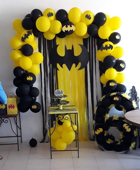 Diy Batman Decorations Birthday, Diy Batman Birthday Party Decoration, Batman Balloon Arch, Batman Diy Decorations, Batman Balloon Garland, Batman Birthday Decorations, Batman Themed Birthday Party Decoration, Batman Birthday Party Decorations, Batman Birthday Ideas