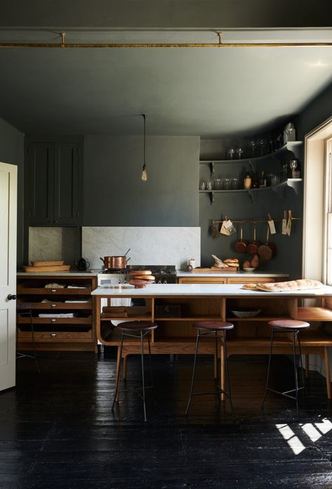 Devol Kitchens, Victorian Townhouse, London Kitchen, Big Kitchen, Oak Cabinets, Kitchen Trends, Design Del Prodotto, Counter Tops, Black Kitchens