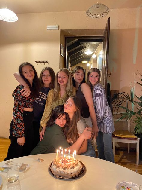 Birthday With Friends Aesthetic, Birthday Party Pictures With Friends, Birthday Party Aesthetic Friends, Cute Friend Poses, Beat Friends, Sweet Sixteen Birthday Party Ideas, Cute Birthday Ideas, Perfect Birthday Party, Female Friendship