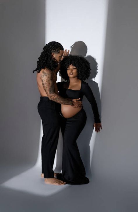 Tan Maternity Photoshoot, All Black Family Maternity Shoot, Black Family Maternity Photoshoot, Spotlight Maternity Shoot, Maternity Photography Black Women, 90s Maternity Shoot, Classy Maternity Shoot, Artist Uniform, Maternity Shoot Black Women