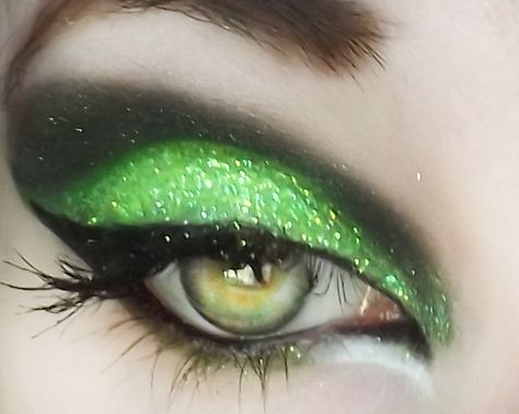 I really need a job solely so I can buy good makeup again. I miss decorating my eyes like this.. Extreme Make-up, Make Up Diy, Fantasy Make-up, Maquillage Yeux Cut Crease, Drag Make-up, Witch Makeup, Halloween Make Up, Fantasy Makeup, Halloween Make