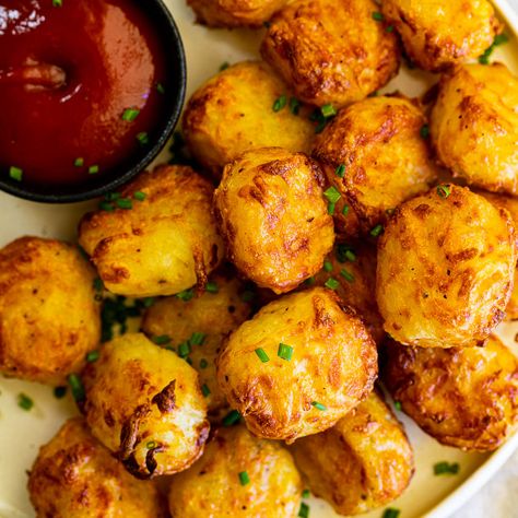 Homemade Air Fryer Tater Tots - Simply Delicious Air Fryer Veggie Tots, Gator Tots In Air Fryer, Tater Tots Air Fryer, Tater Tots Recipes, Air Fryer Tater Tots Frozen, Garlic Tater Tots, Tatter Tots Air Fryer, Tots Recipes, Homemade Tater Tots