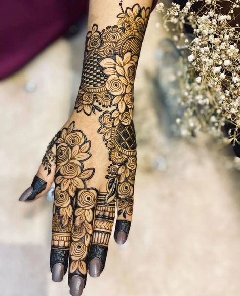 200+ Most Popular Back Hand Mehndi Designs Simple & Easy Floral Mendhi Design, Fancy Mehendi Designs For Back Hand, Arebian Mehandi Designs Easy, Fancy Mehendi Designs, Mahedi New Design, Flower Mehendi Designs, Bail Mehndi Design, Floral Mehendi Designs, Floral Mehndi Design