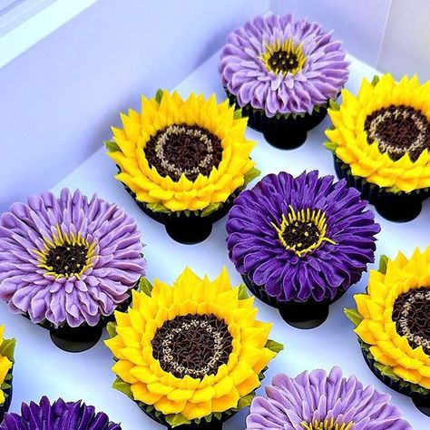 Floral Cupcake Ideas, Cupcakes Sunflower, Purple Flower Cupcakes, Lilac And Yellow, Yellow Cupcakes, Floral Cupcakes, Flower Cupcakes, Buttercream Flowers, Cupcake Ideas