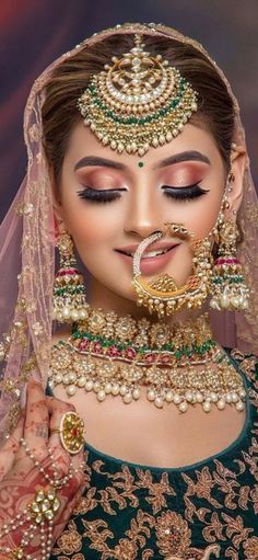 WEBSITE>>rabieamoushumi1.blogspot.com Indian Makeup Looks, Makeup Masterclass, Indian Bride Makeup, Bengali Bridal Makeup, Course Hair, Bridal Makeup Images, Bridal Eye Makeup, Bridal Photography Poses, Indian Bridal Photos