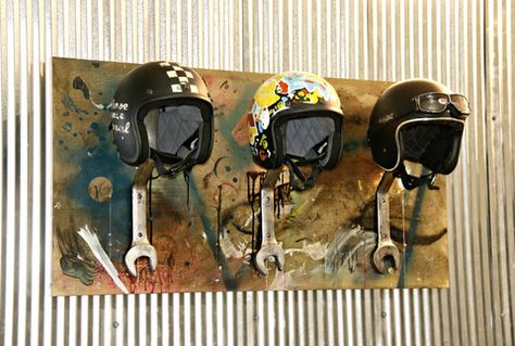 Estante casco de la motocicleta Motorcycle Helmet Rack, Helmet Rack, Snowmobile Helmets, Helmet Storage, Diy Motorcycle, Vintage Helmet, Motorcycle Decor, Motorcycle Shop, Motorcycle Garage