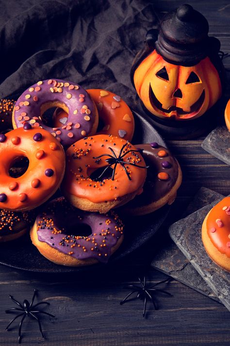 Halloween Party Food Idea Halloween Donuts Ideas, Best Halloween Books, Donut Halloween, Baked Donuts Recipe, Books For Young Adults, Holiday Donuts, Halloween Themed Desserts, Donut Decor, Halloween Candy Apples