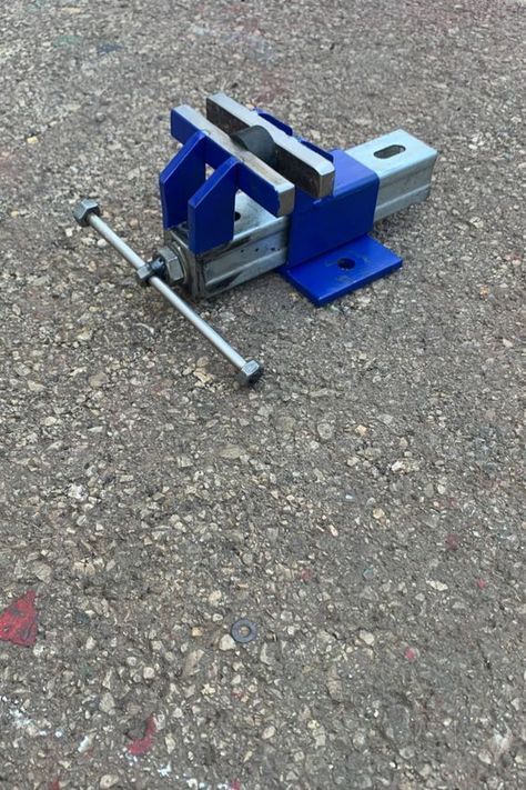 Diy Tools Metal, Homemade Bench, Diy Tools Homemade, Machining Metal Projects, Custom Metal Fabrication, Metal Fabrication Tools, Bench Vise, Steel Bench, Metal Bending Tools