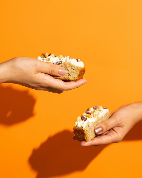 Cream white background branded photoshoot detail macro dessert hand tasty ideas inspo inspiration crema fondo blanco marca sesión foto fotos fotografia photo detalle postre torta pastel bread pan inspiración professional hard light profesional creative creative holding hand sosteniendo mano agarrando mermelada marmalade brown marrón café coffee food alimento Bread Photoshoot Ideas, Bakery Photoshoot Ideas Food Photography, Dessert Photoshoot Ideas, Dessert Photography Styling, Bread Photoshoot, Pastry Photoshoot, Bakery Food Photography, Food Photoshoot Ideas, Bakery Photoshoot Ideas